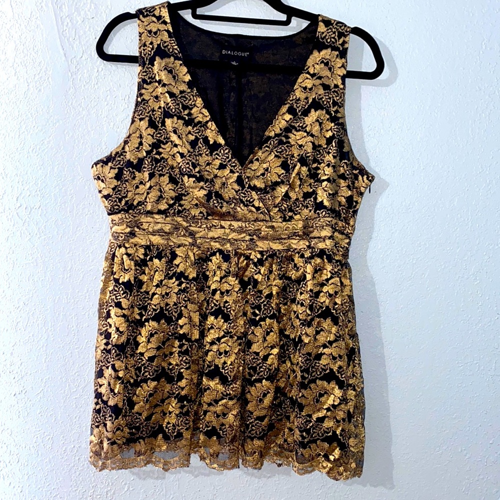 ⭐️ 3 for$25-New Dialogue Top Floral Lace Lined Empire waist. Side Zip SZ L